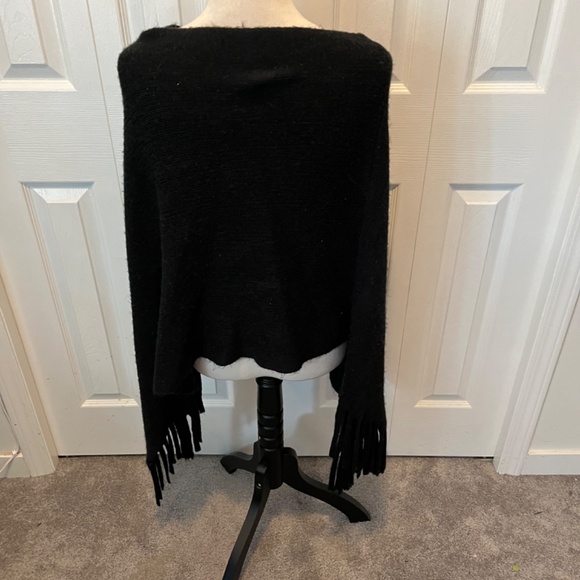 Women’s 100% Acrylic poncho - Picture 7 of 11